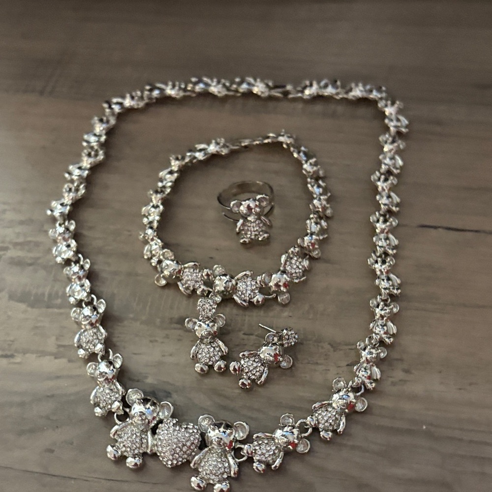 Elegant Silver Jewelry Set with Bear Design
